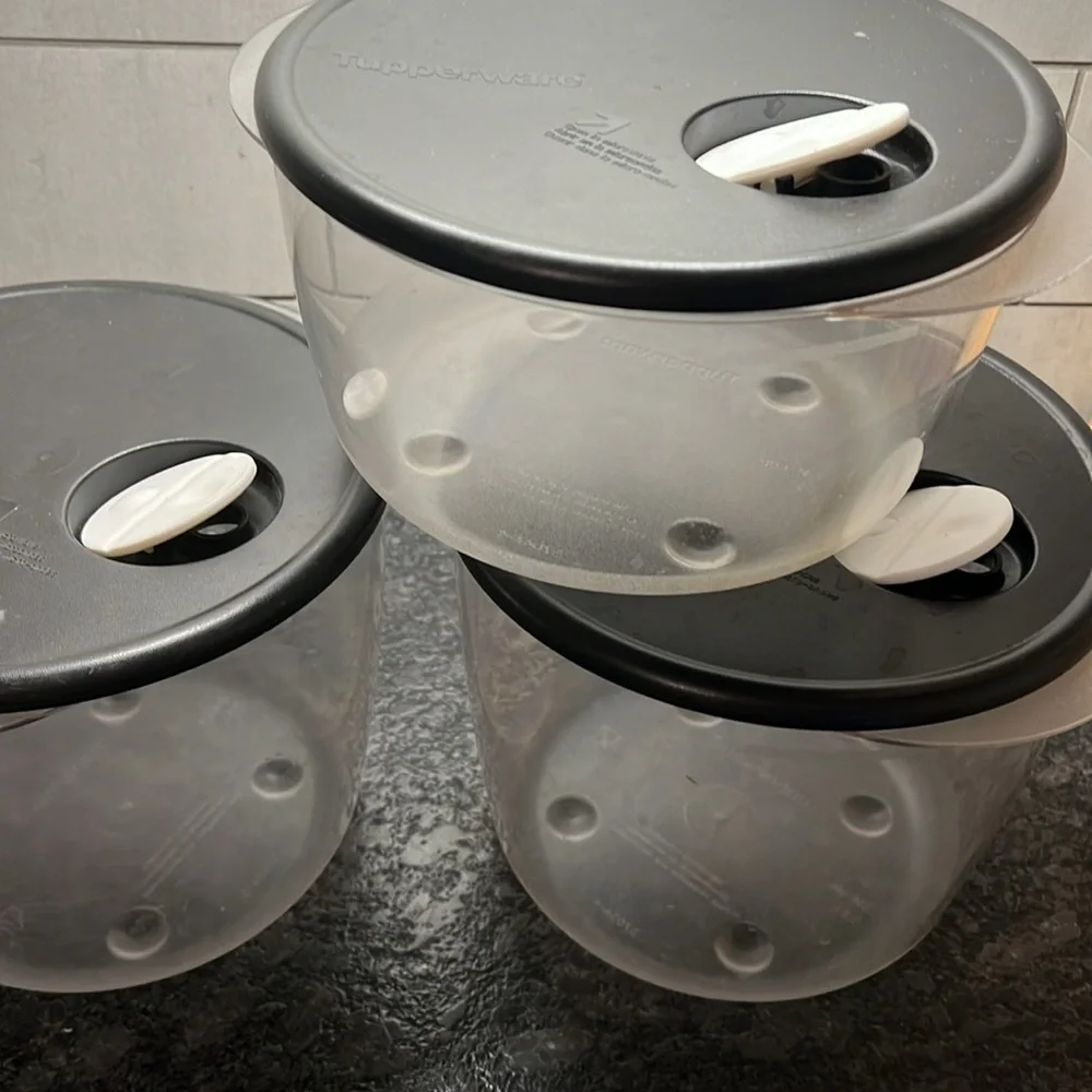 Set of 3 Vent N Serve containers. In excellent condition. Clear with black lids.